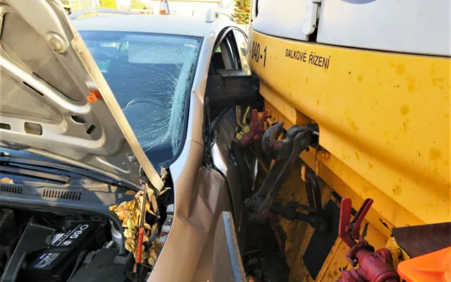 Vlak nabral osobní automobil na nechráněném přejezdu, železný nárazník skončil těsně u hlavy řidiče