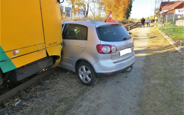 Vlak nabral osobní automobil na nechráněném přejezdu, železný nárazník skončil těsně u hlavy řidiče