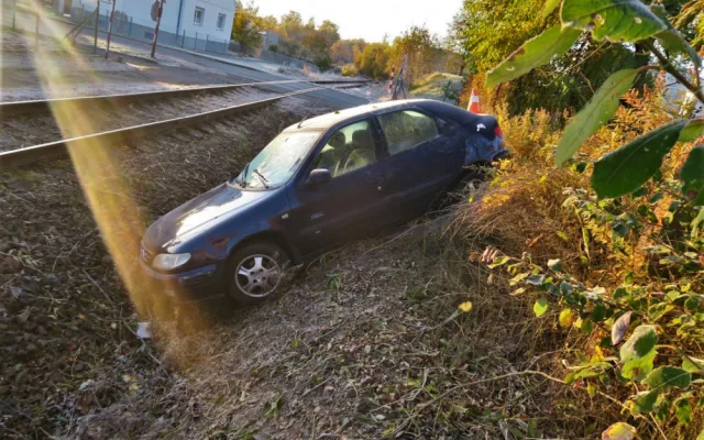 Opilý motorista prorazil plot, sjel s autem téměř až do kolejiště a pak se odkráčel vyspat na ubytovnu