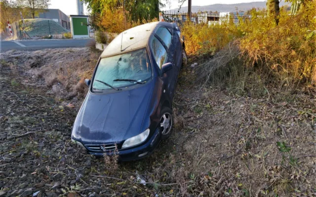 Opilý motorista prorazil plot, sjel s autem téměř až do kolejiště a pak se odkráčel vyspat na ubytovnu