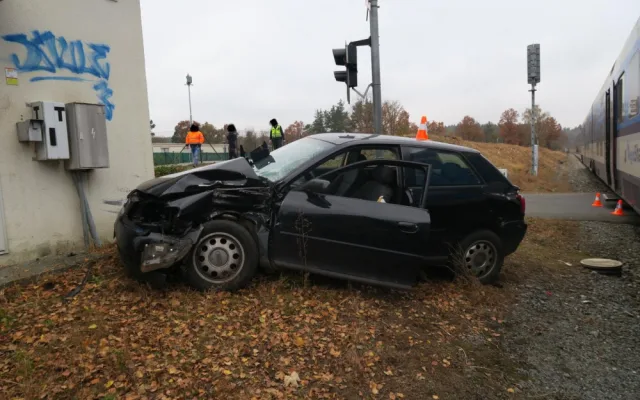 Mladý řidič vjel s autem na železniční přejezd, když už blikalo červené světlo. Smetl ho vlak