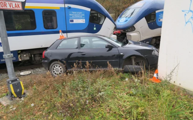 Mladý řidič vjel s autem na železniční přejezd, když už blikalo červené světlo. Smetl ho vlak