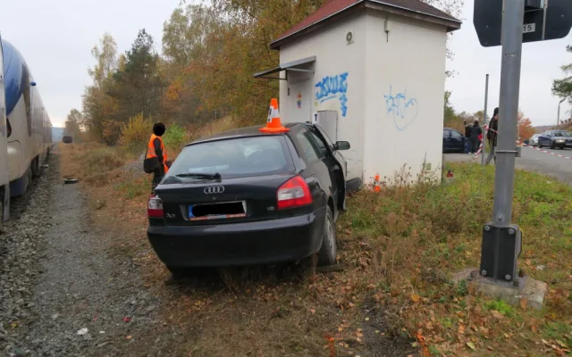 Mladý řidič vjel s autem na železniční přejezd, když už blikalo červené světlo. Smetl ho vlak