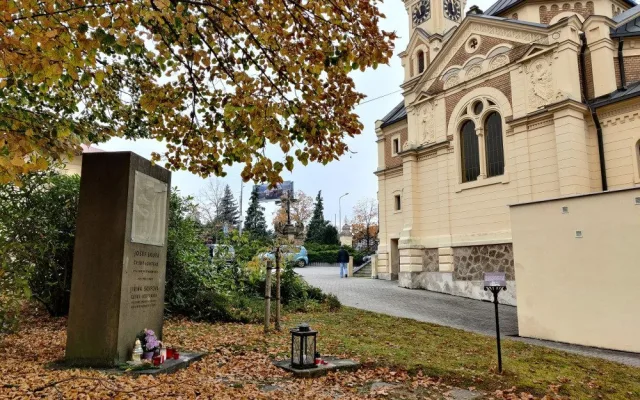 Náhrobek na čestném hrobě loutkáře Josefa Skupy je zase dílem známého plzeňského rodáka Jiřího Trnky