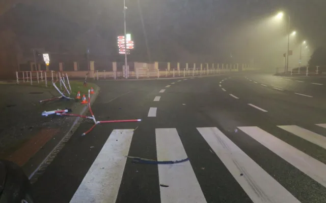 Opilý sebevrah ujížděl autem před policií, havaroval a zdemoloval prodejnu pěstitelských potřeb