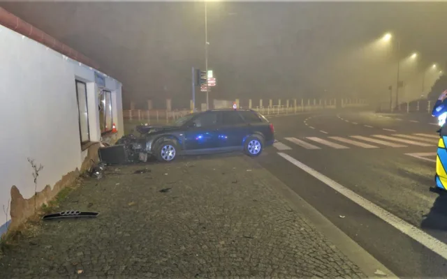 Opilý sebevrah ujížděl autem před policií, havaroval a zdemoloval prodejnu pěstitelských potřeb