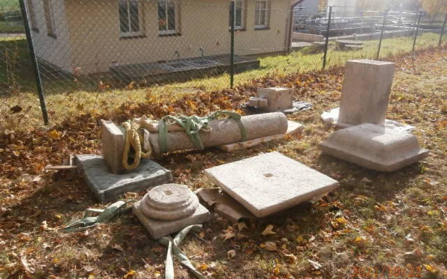 Restaurátoři rozebrali a opravili slavná Lomikarova Boží muka v Klenčí pod Čerchovem