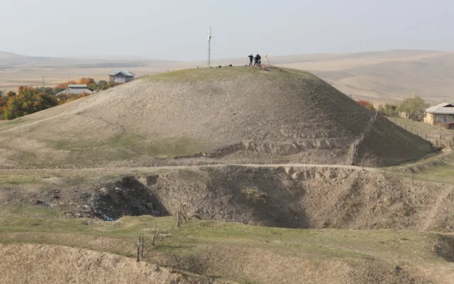 Archeologové z Plzně objevili v Kyrgyzstánu sedm sídlištních pahorků na Hedvábné stezce