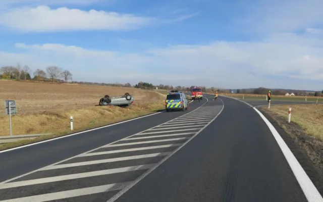 Seniorka (80) si spletla brzdu s plynem a přistála na střeše na poli, další motoristku uvěznila betonová zábrana