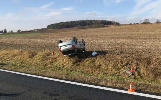Seniorka (80) si spletla brzdu s plynem a přistála na střeše na poli, další motoristku uvěznila betonová zábrana