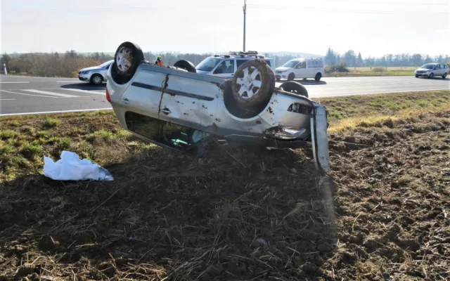 Seniorka (80) si spletla brzdu s plynem a přistála na střeše na poli, další motoristku uvěznila betonová zábrana