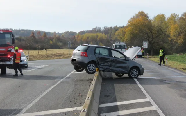 Druhou motoristku uvěznila betonová zábrana