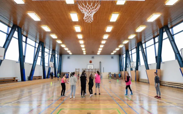 Základní škola se dočkala rekonstrukce za 56 milionů, nová je fasáda, okna i střechy