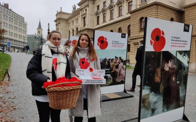 Záhonek s vlčími máky zaplnily stovky květin, připomínají válečné hrdiny a veterány