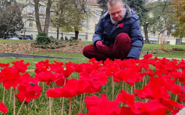 Záhonek s vlčími máky zaplnily stovky květin, připomínají válečné hrdiny a veterány