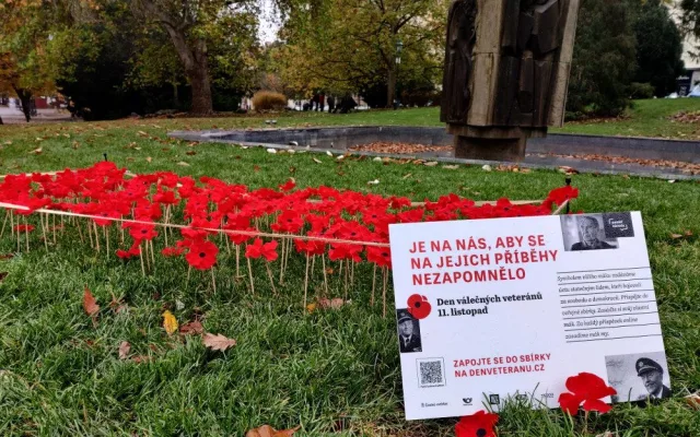 Záhonek s vlčími máky zaplnily stovky květin, připomínají válečné hrdiny a veterány