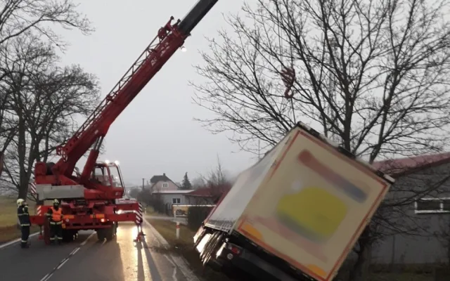 Řidiče kamionu postihly za jízdy velmi vážné zdravotní problémy, vozidlo skončilo v příkopu