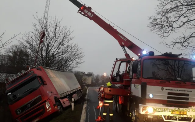 Řidiče kamionu postihly za jízdy velmi vážné zdravotní problémy, vozidlo skončilo v příkopu