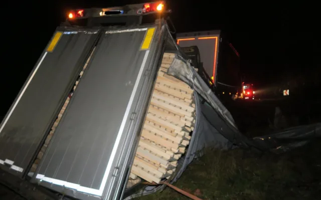 Pod přívěsem náklaďáku se utrhla krajnice, skončil převrácený na pastvině