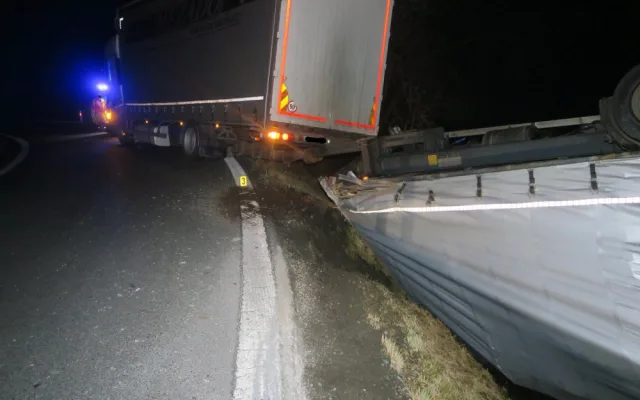 Pod přívěsem náklaďáku se utrhla krajnice, skončil převrácený na pastvině