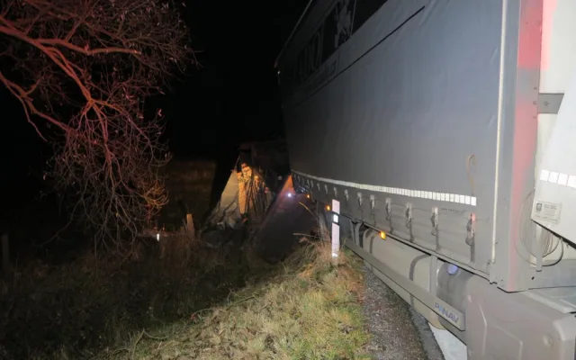 Pod přívěsem náklaďáku se utrhla krajnice, skončil převrácený na pastvině