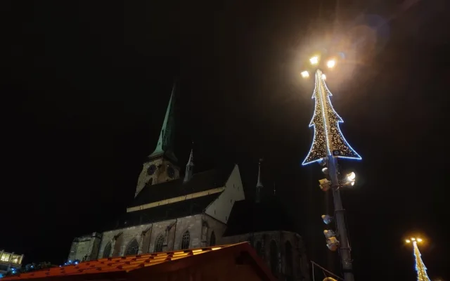 Některé ulice už se pyšní vánoční výzdobou, starší prvky nahradí nové s nižší spotřebou