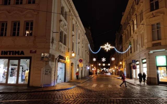 Některé ulice už se pyšní vánoční výzdobou, starší prvky nahradí nové s nižší spotřebou