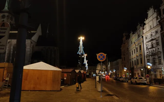 Některé ulice už se pyšní vánoční výzdobou, starší prvky nahradí nové s nižší spotřebou