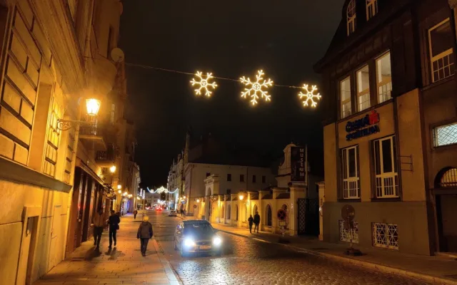 Některé ulice už se pyšní vánoční výzdobou, starší prvky nahradí nové s nižší spotřebou