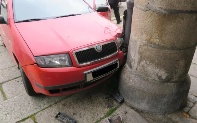 Seniorka (85) se zákazem řízení usedla za volant, popletla pedály a havarovala