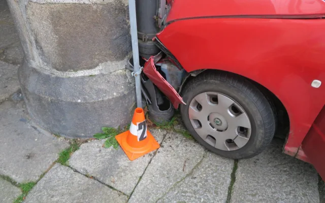 Seniorka (85) se zákazem řízení usedla za volant, popletla pedály a havarovala