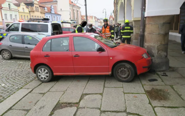 Seniorka (85) se zákazem řízení usedla za volant, popletla pedály a havarovala