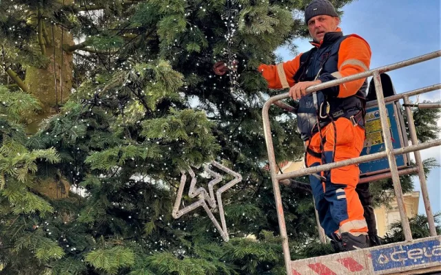 Zdobení vánočního stromu na plzeňském náměstí Republiky je v plném proudu