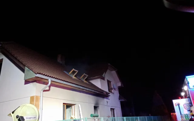 Při požáru rodinného domu se žena nadýchala zplodin, hasiči jí poskytli kyslíkovou terapii