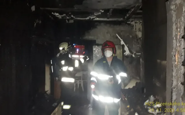 Při požáru rodinného domu se žena nadýchala zplodin, hasiči jí poskytli kyslíkovou terapii