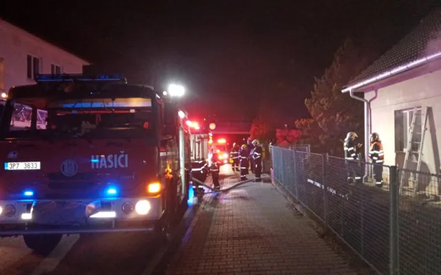 Při požáru rodinného domu se žena nadýchala zplodin, hasiči jí poskytli kyslíkovou terapii
