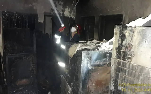 Při požáru rodinného domu se žena nadýchala zplodin, hasiči jí poskytli kyslíkovou terapii