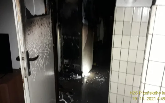 Při požáru rodinného domu se žena nadýchala zplodin, hasiči jí poskytli kyslíkovou terapii