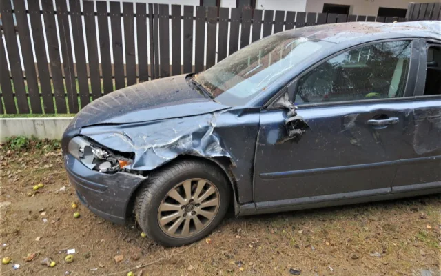 Auto po předjížděcím manévru vyletělo ze silnice, zdemolovalo odstavený automobil i plot domu