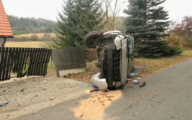 Auto po předjížděcím manévru vyletělo ze silnice, zdemolovalo odstavený automobil i plot domu