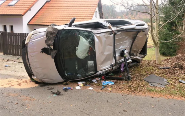 Auto po předjížděcím manévru vyletělo ze silnice, zdemolovalo odstavený automobil i plot domu