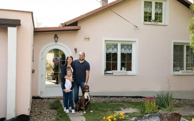 Ve škole se Báře smějí kvůli jejímu malému oušku, na které navíc neslyší. Rodina shání peníze na operaci