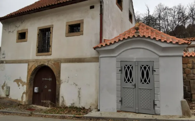 Barokní kaplička v Plzni na Roudné prošla rekonstrukcí, z nenápadné památky je skvost