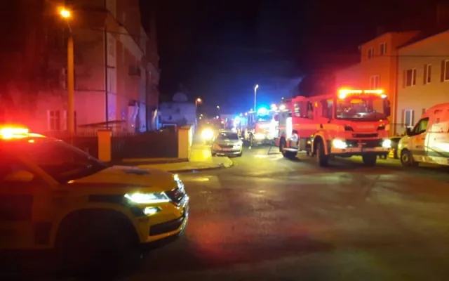 Auto doslova proletělo otevřenou bránou na dvůr a narazilo do domu, tři lidé se zranili