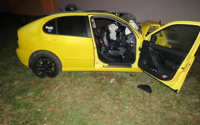 Auto doslova proletělo otevřenou bránou na dvůr a narazilo do domu, tři lidé se zranili