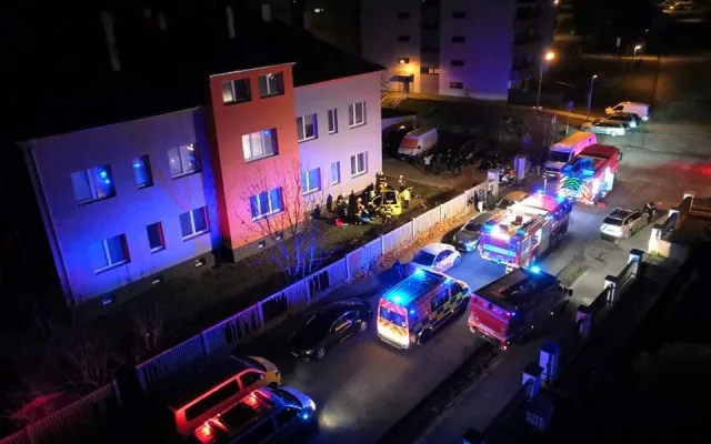 Auto doslova proletělo otevřenou bránou na dvůr a narazilo do domu, tři lidé se zranili