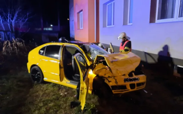 Auto doslova proletělo otevřenou bránou na dvůr a narazilo do domu, tři lidé se zranili