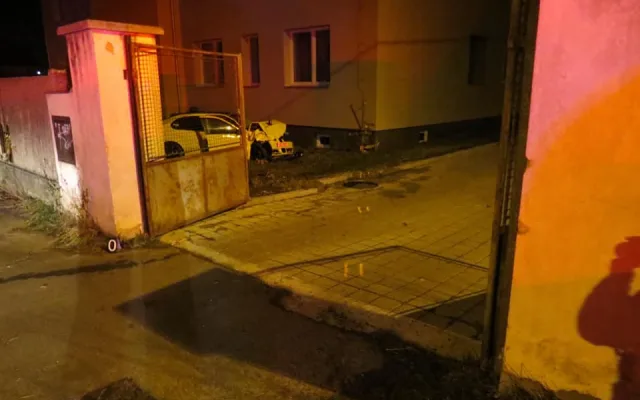 Auto doslova proletělo otevřenou bránou na dvůr a narazilo do domu, tři lidé se zranili