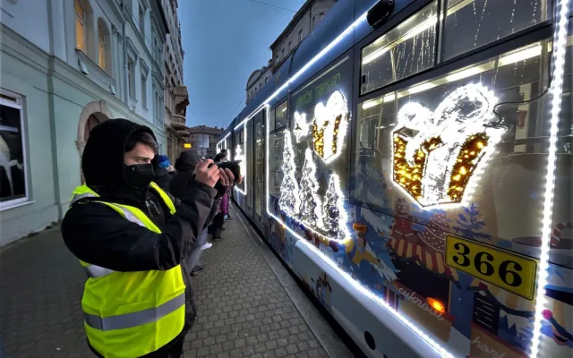 Speciálně vyzdobená plzeňská vánoční tramvaj už vyjela na svoji premiérovou jízdu