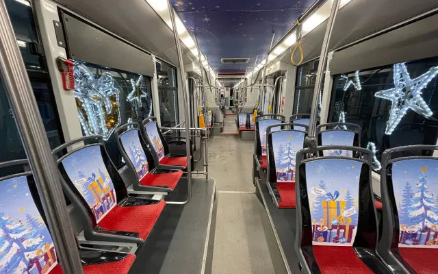 Speciálně vyzdobená plzeňská vánoční tramvaj už vyjela na svoji premiérovou jízdu